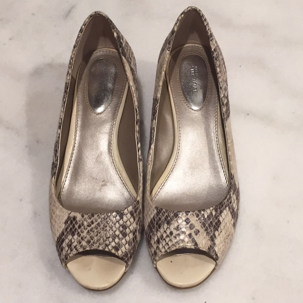 ☝🏼 LAST CHANCE! Snakeprint Peep-toe Wedges